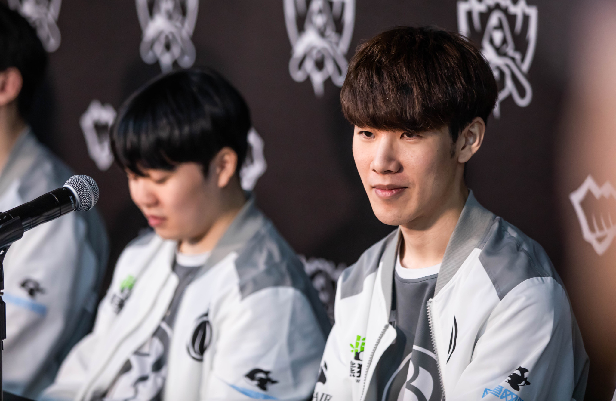 TheShy在湖人比赛中势不可挡，惊险取胜引发热议！的简单介绍